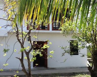 Bamboleo Inn - Belize Stadt - Gebäude