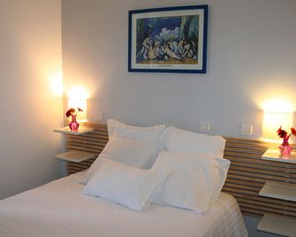Hôtel Les Italiens - بيسكاروس - غرفة نوم