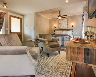 The Bodega w/personal hot tub & fireplace - Fredericksburg - Bedroom