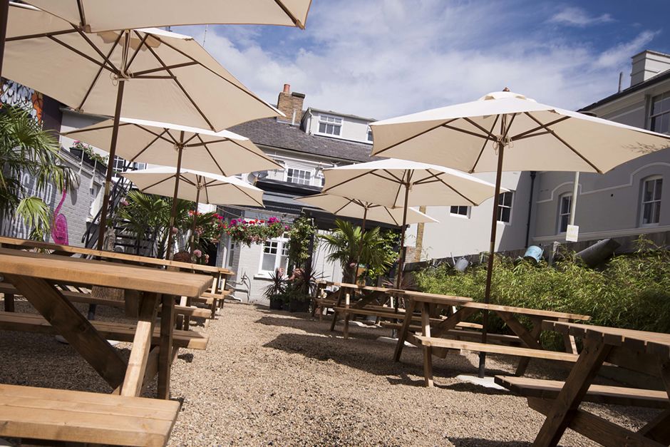 Dog and Whistle Pub - Hertford - Binnenhof