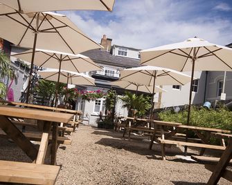 Dog and Whistle Pub - Hertford - Binnenhof