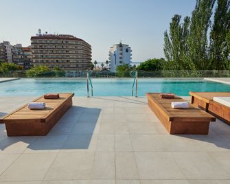 ي وس سيريوس -لدالغيس فقط - سانتا سوسانا - حوض السباحة