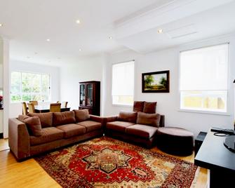 Family House Minutes to Bondi Beach - Bondi - Living room