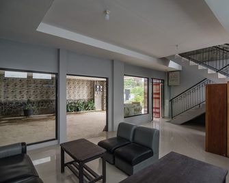 Super OYO 3903 Sweethome Syariah Guesthouse - Banjarbaru - Wohnzimmer