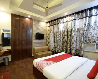 Super OYO Hotel Maa Residency - Jammu - Bedroom