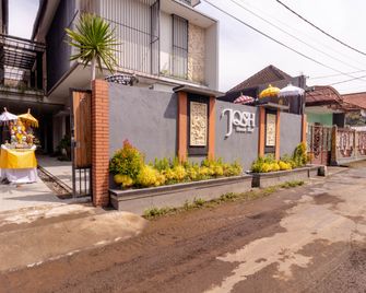 Josh Guest House - Buleleng - Building