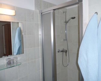 Hotel Restaurant Zur Pfanne - Urbar (Mayen-Koblenz) - Badkamer