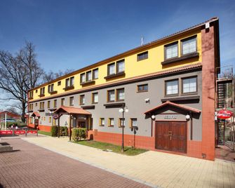 Hotel Milan Vopicka - Hluboká nad Vltavou - Building