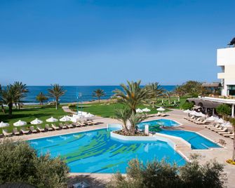Constantinou Bros Athena Royal Beach Hotel - פאפוס - בריכה