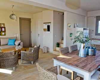 Aelia Home Suites - Marathopolis - Sala de estar