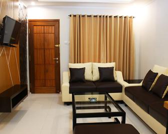 Sangga Buana Resort & Convention Hotel By OYO Rooms - Puncak - Wohnzimmer