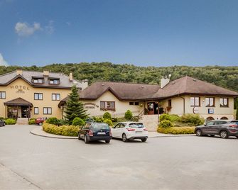 Hotel Kochanow - Balice - Building
