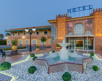 Hotel Torre De Los Guzmanes - La Algaba - Edificio