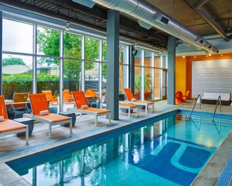 Aloft Omaha Aksarben Village - אומהה - בריכה