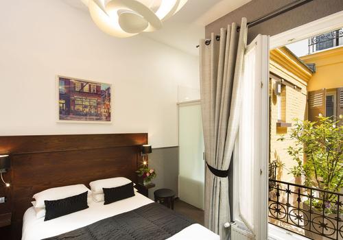 Hotel Des Arts Paris Montmartre 136 1 8 3 Paris Hotel Deals Reviews Kayak
