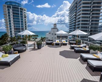 فندق كرويدون - ميامي بيتش - على السطح