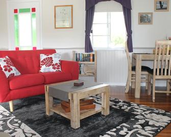 The Dollhouse Cottage - Kyogle - Living room