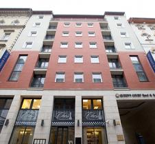 Queen's Court Hotel & Residence