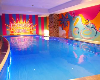 تاورز هوتل - أوساكا - حوض السباحة