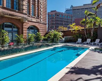 Adina Apartment Hotel Sydney Central - Sídney - Piscina