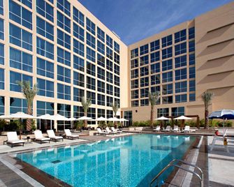 ياس بلازا سيركيت باى اى اتش جى - أبو ظبي - حوض السباحة