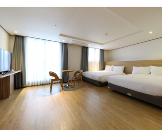 Hotel Rest Seogwipo - Seogwipo - Bedroom