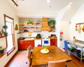 Ith San Diego Adventure Hostel - San Diego - Kitchen