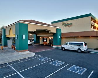 Ramada Plaza by Wyndham Albuquerque Midtown - Albuquerque - Toà nhà