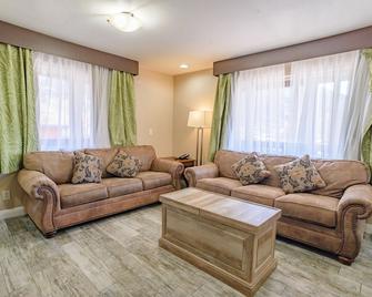 Pioneer Lodge - Springdale - Living room