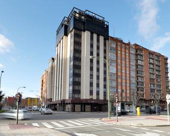 Hotel Puerta de Burgos - Burgos - Building