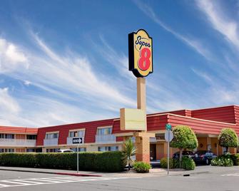Super 8 by Wyndham Eureka - Eureka - Edificio
