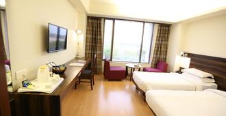 SilverCloud Hotel and Banquets - Ahmedabad - Schlafzimmer
