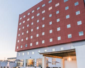 Hampton Inn & Suites by Hilton Salamanca Bajio - Salamanca - Building