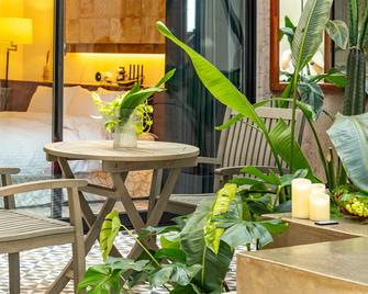 Dodu Trophycal Pool Villa Near By Airport - Jeju City - Patio