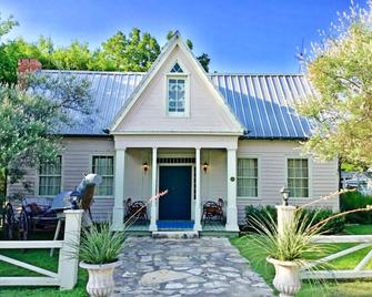 The Baines House Inn - Salado - Building