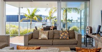 Ohope Beach Resort - Whakatane - Living room