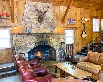 Ith Big Bear Lake Hostel And Retreat Center - Big Bear Lake - Living room