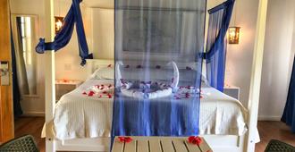 Henry Morgan Hotel & Beach Resort - Coxen Hole - Bedroom