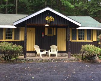 Amber Lantern One-Bedroom Cottage - Lake George - Edificio