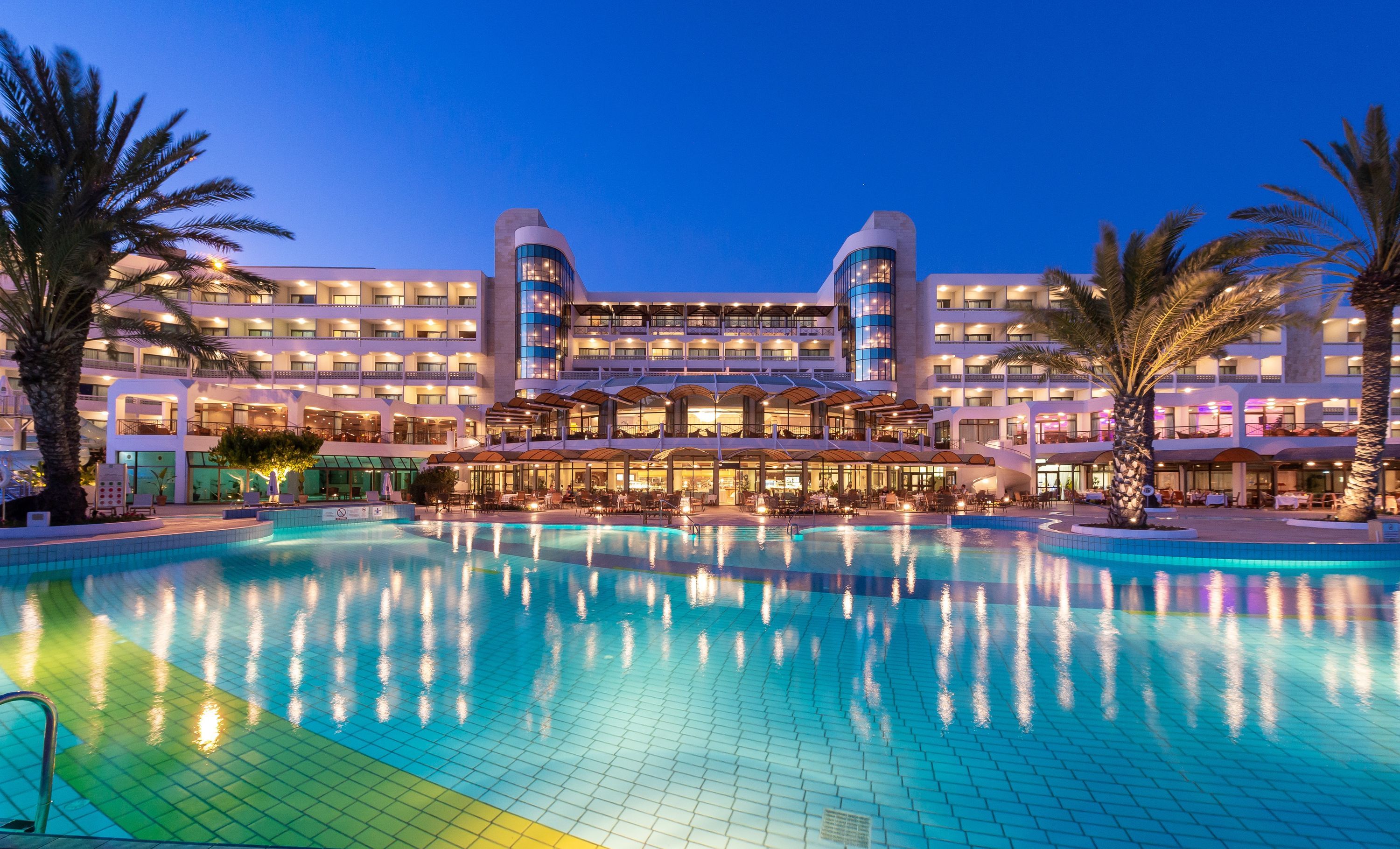 Constantinou Bros Athena Beach Hotel - Geroskípou - Building