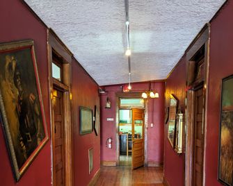 The Oliver House - Adults Only - Бісбі - Коридор