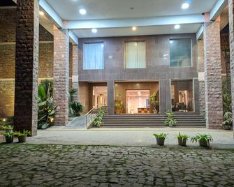 Kanthi Resorts Badami - Bagalkot - Hotel entrance
