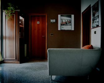 Drake - Maranello - Hallway