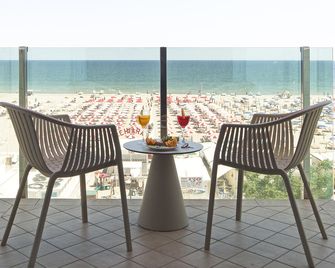 Hotel Regina Fronte Mare - Rimini - Balkon