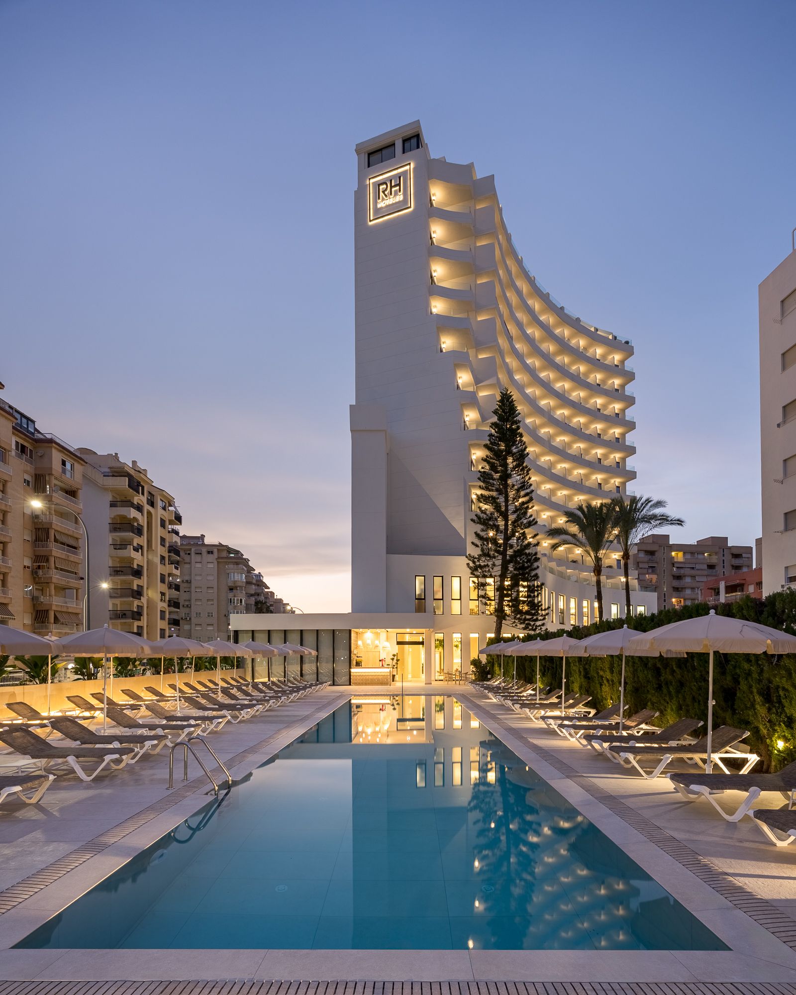 هوتل آرات أرينا - غانديا - حوض السباحة