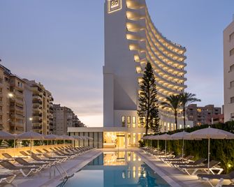 هوتل آرات أرينا - غانديا - حوض السباحة