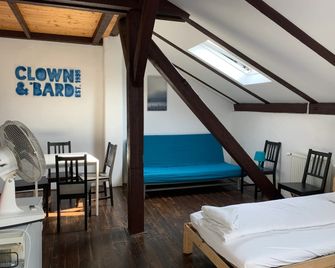 Clown And Bard Hostel - פראג - חדר שינה