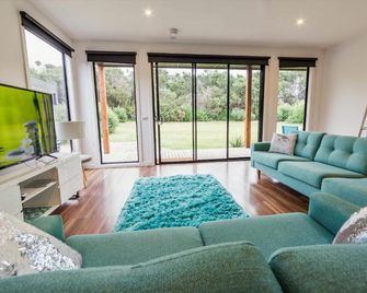 Driftaway on Dundas - Rye - Living room