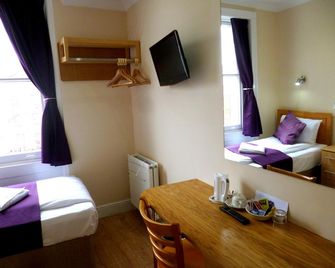 Cardiff - London - Bedroom