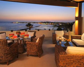 Alexander The Great Beach Hotel - פאפוס - מרפסת